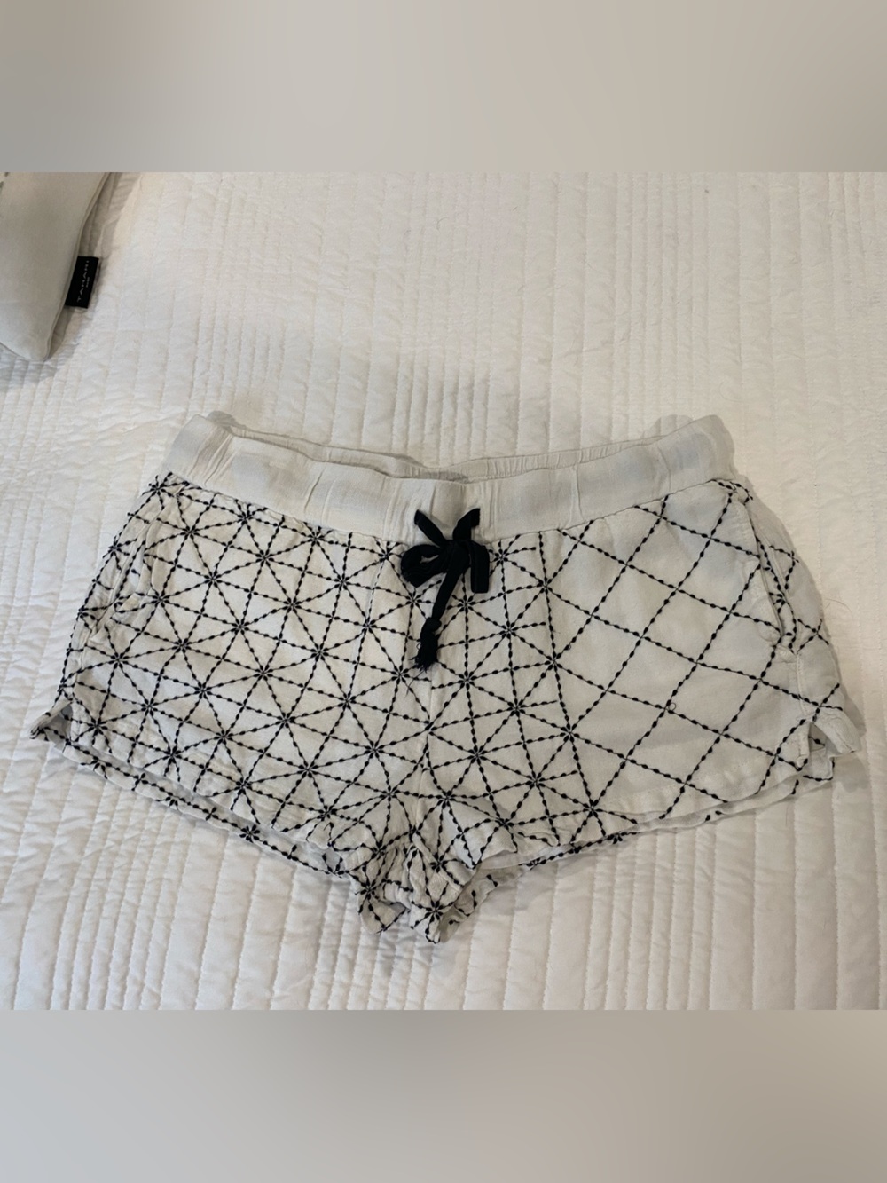Lou & Grey White Quilted Lounge Shorts with Black Stitch Accents - M